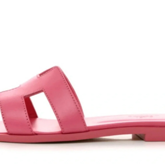 HERMES Oran sandal 
Rose De Venise
Gently used 
Wore 1 time on a vacation - Picture 5 of 12